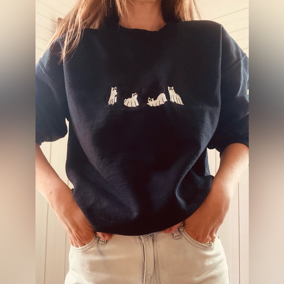 Gildan Tops - Ghost Cats & Bats Embroidered Fall & Halloween Sweatshirt/Crewneck Size Medium